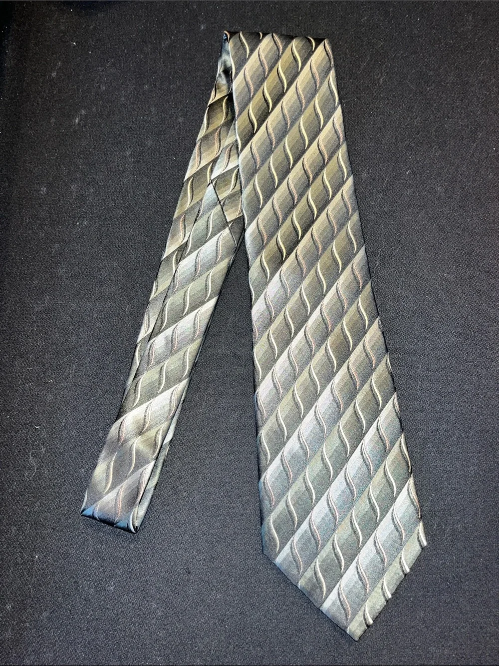 Arrow Olive-Tone Diagonal Ripple Silk Tie